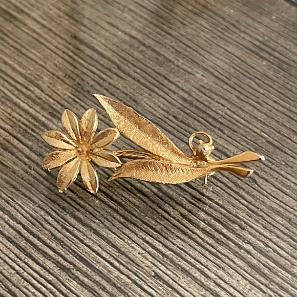 Vintage Textured Daisy Pin - Picture 13 of 14